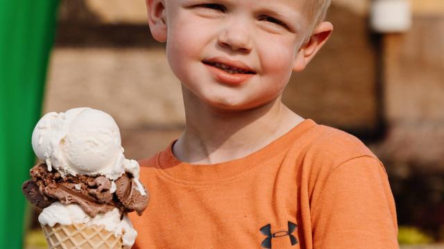 kid eating icecream